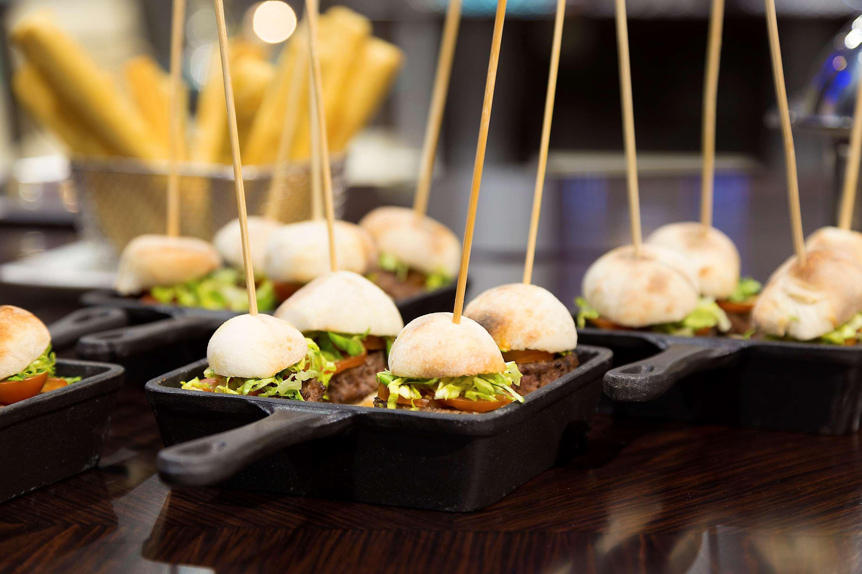 멜리야 제노바 호텔 외부 사진 A mini burger