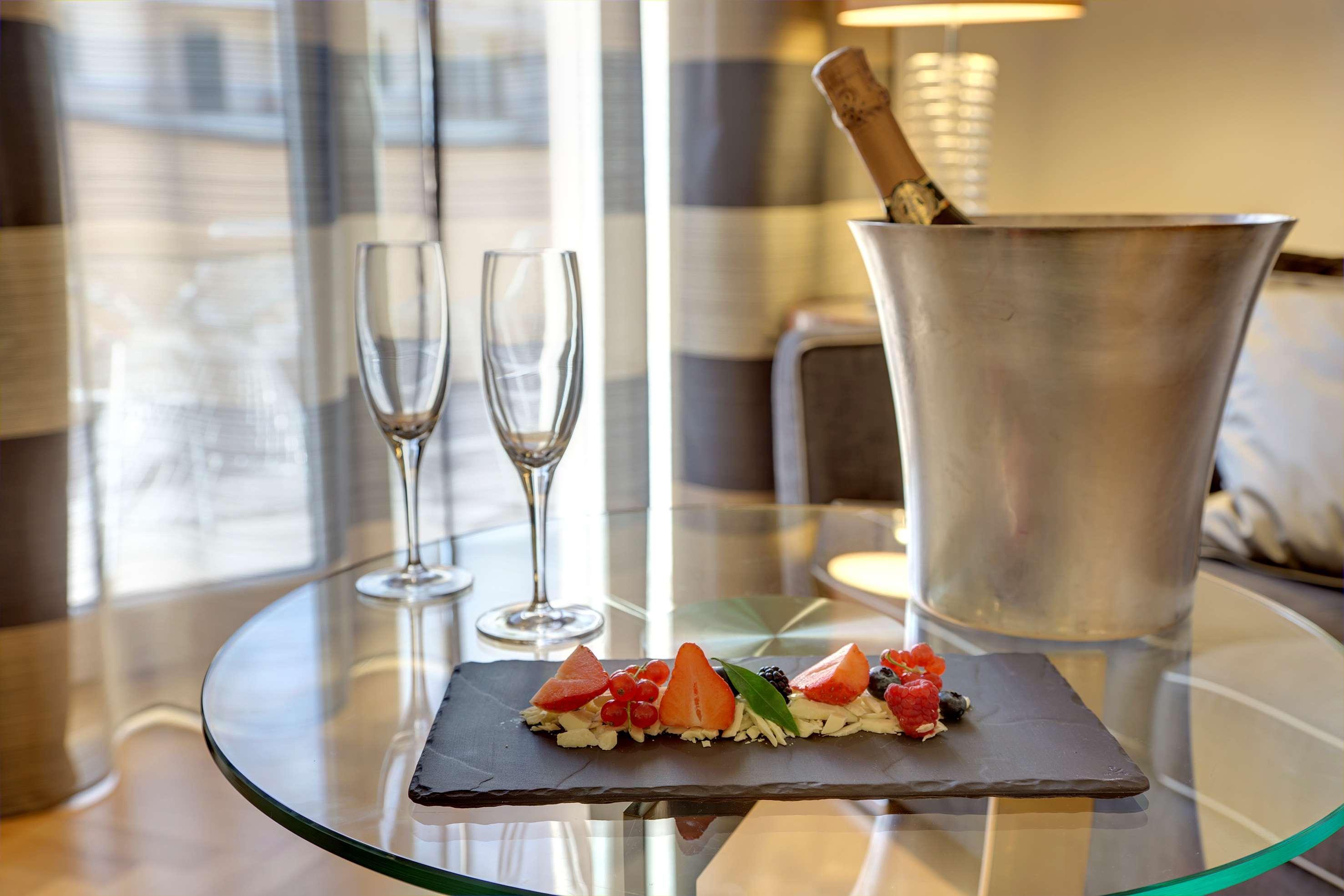 멜리야 제노바 호텔 외부 사진 Champagne and strawberries