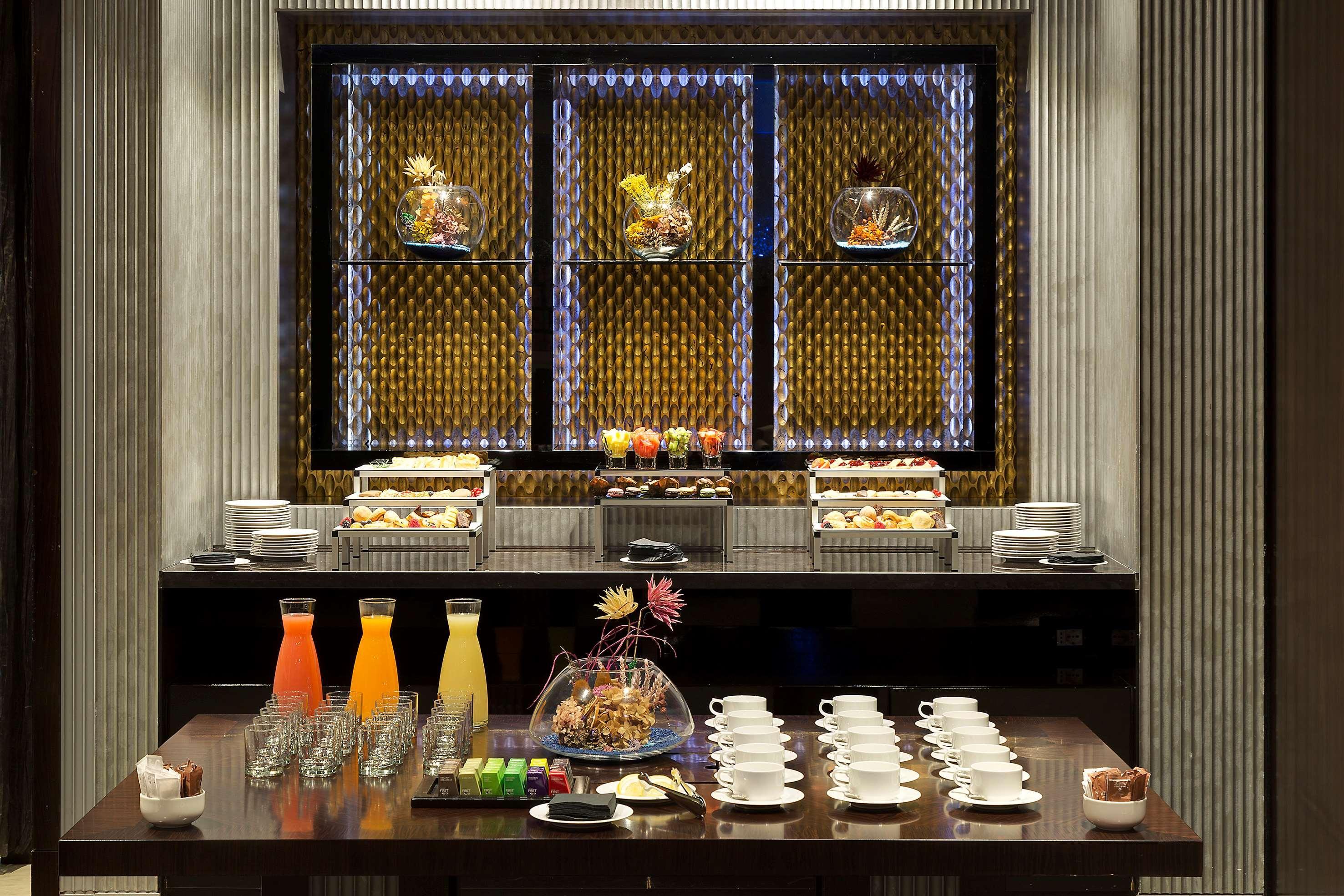 멜리야 제노바 호텔 외부 사진 A buffet at a hotel